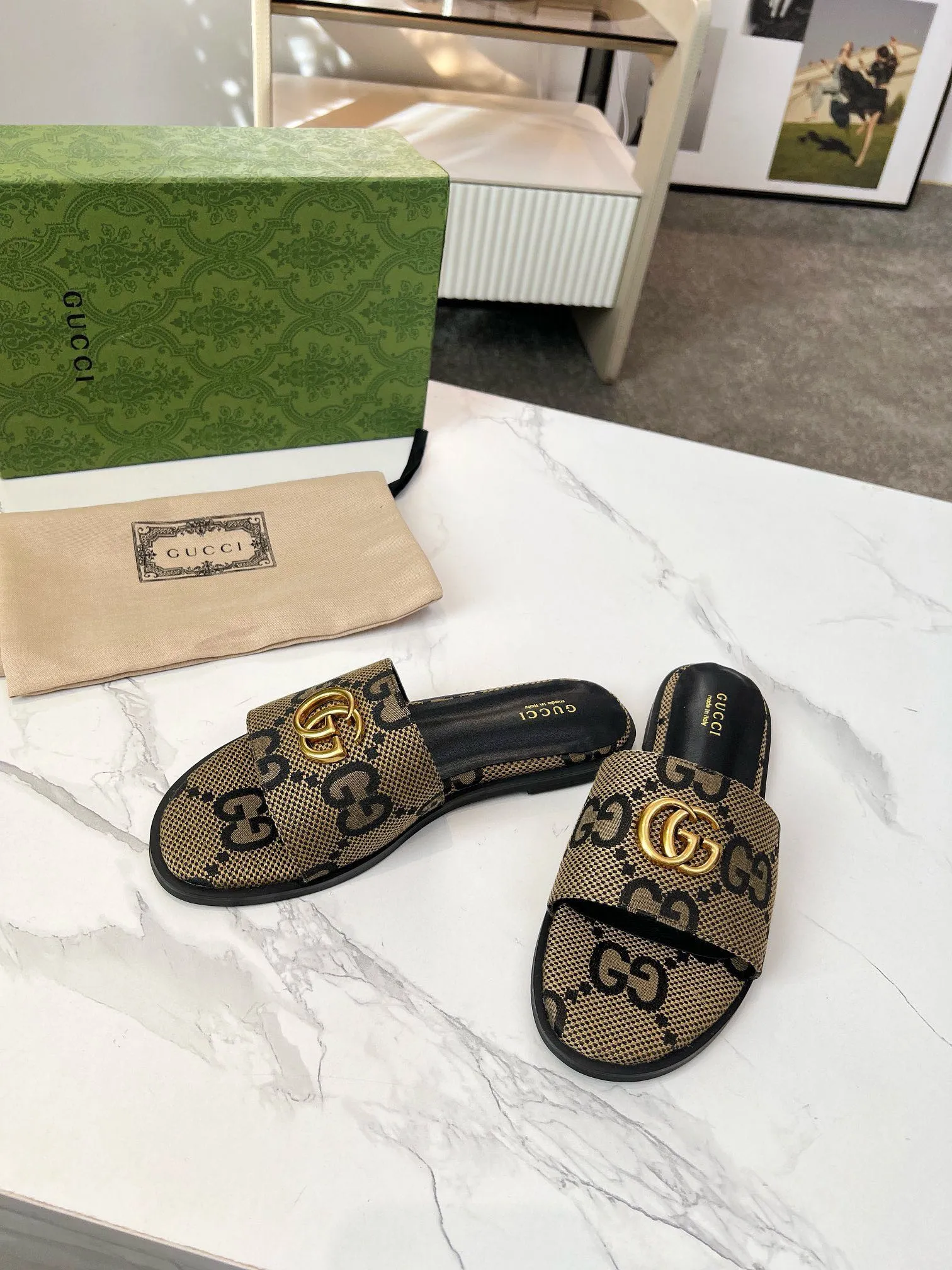 👟👟Ex-factory price 380👟👟 GUCCl 2025 spring and summer new style casual interlocking double G sandals for women. This piece is from the Gucci Lido collection, and its design is inspired by the summer style and beach clubs of the Italian coast. Archive designs from the 1970s infuse the brand with glory. Get inspired by this iconic era. The "Gucci March of Love" series continues to explore the aesthetic connotation of the brand's archived logos in a new way, while at the same time embracing the classic elegance and charm. Code Number: 35-43#